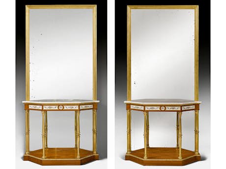 Ein Paar originelle Spiegelkonsolen 